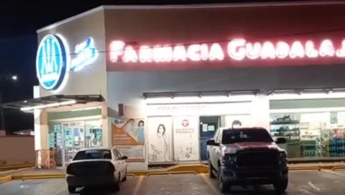 Por segunda ocasión asaltan a mano armada la Farmacia Guadalajara.