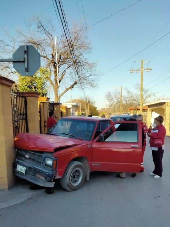 Impacta camioneta en muro de concreto