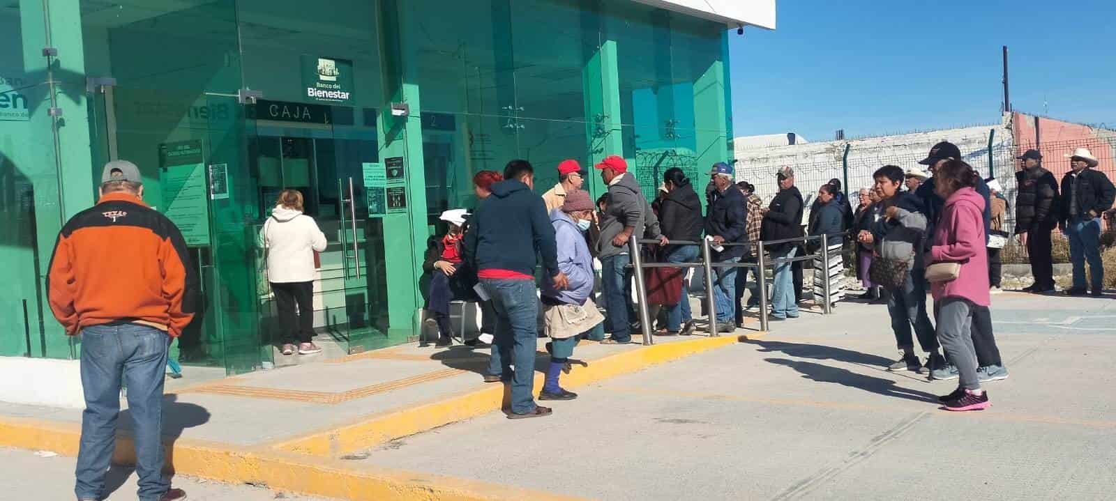 LARGAS FILAS en el primer día para cobrar el adelanto en el Banco del Bienestar