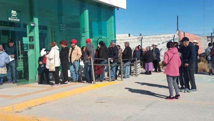 LARGAS FILAS en el primer día para cobrar el adelanto en el Banco del Bienestar