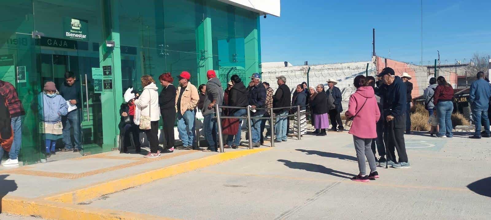 LARGAS FILAS en el primer día para cobrar el adelanto en el Banco del Bienestar