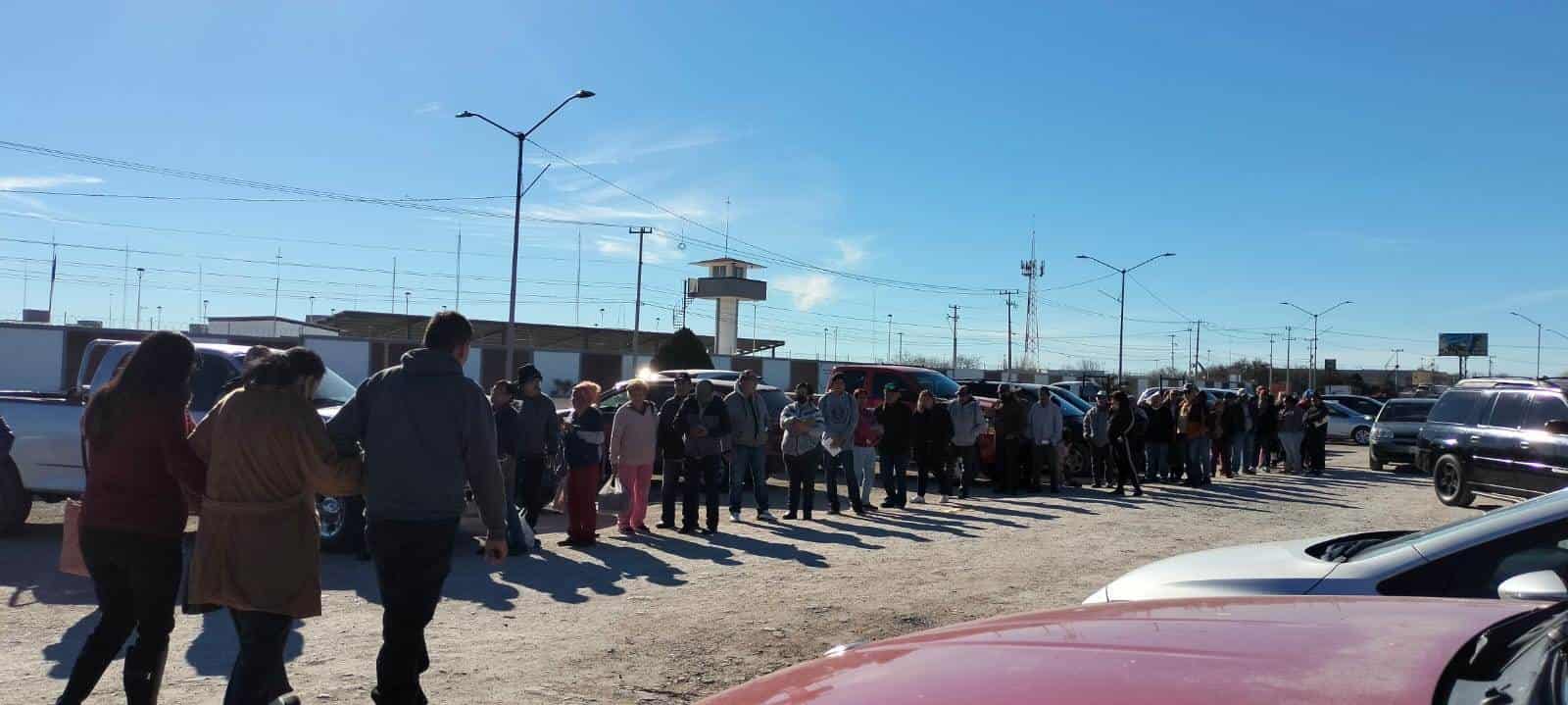 LARGAS FILAS en el primer día para cobrar el adelanto en el Banco del Bienestar