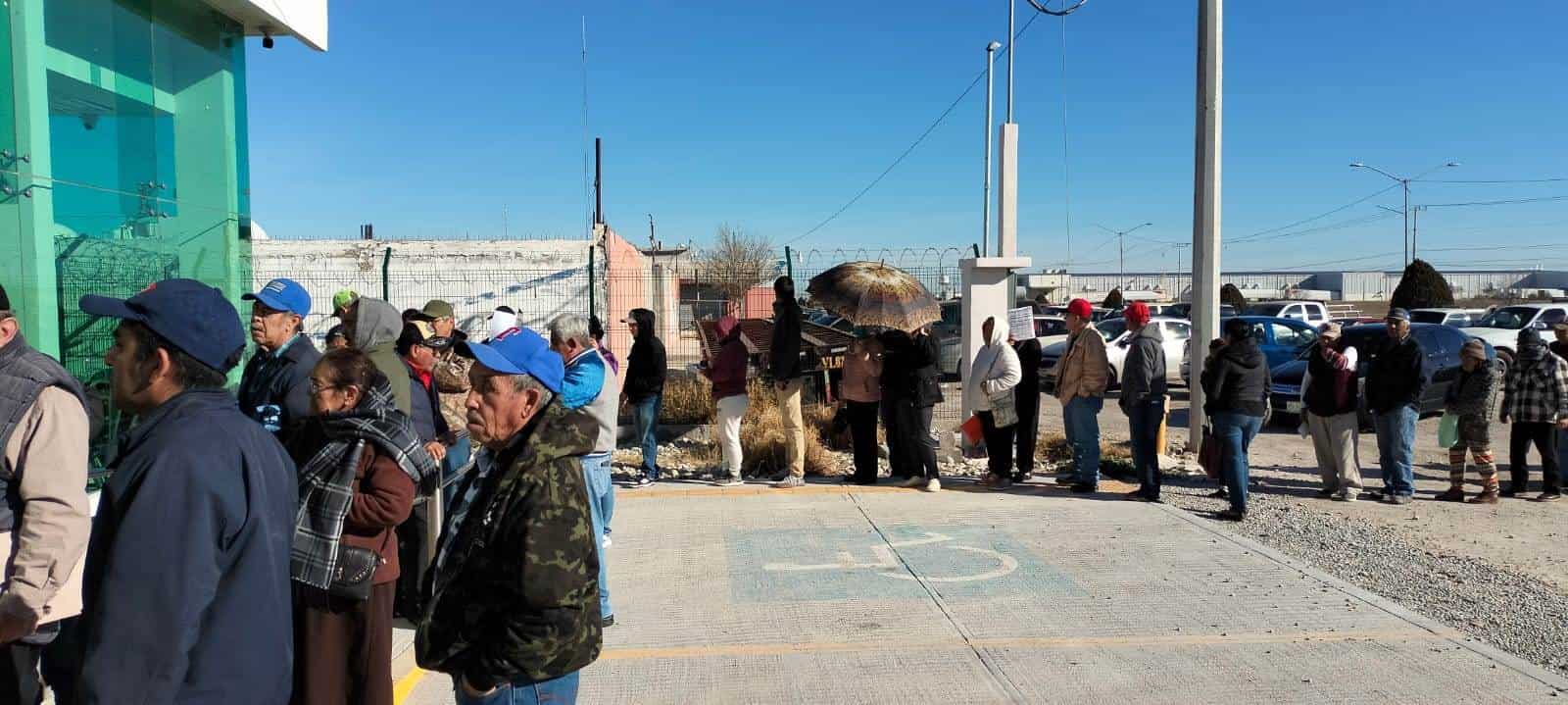 LARGAS FILAS en el primer día para cobrar el adelanto en el Banco del Bienestar