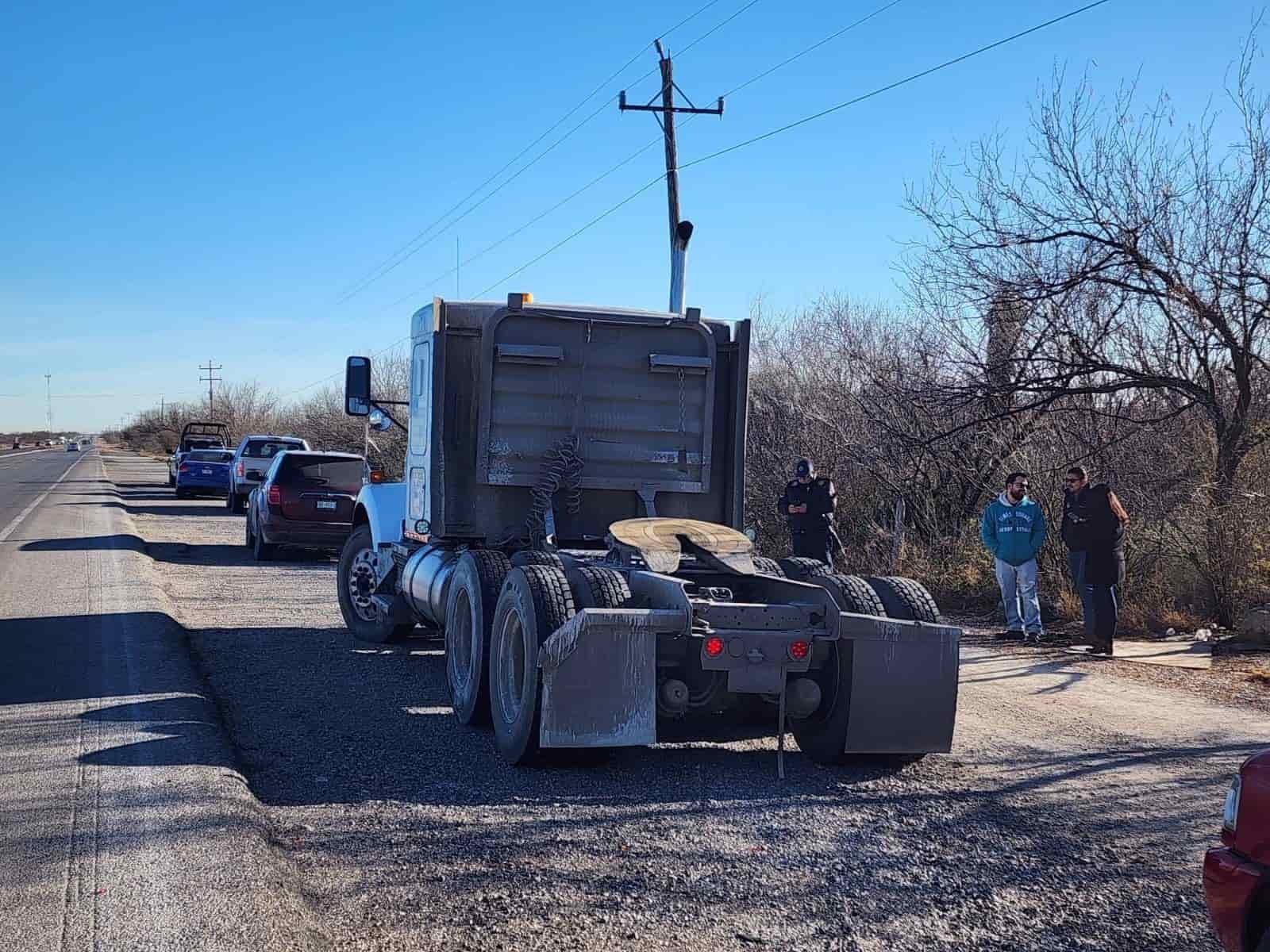 Da la vuelta en u y se impacta con camioneta