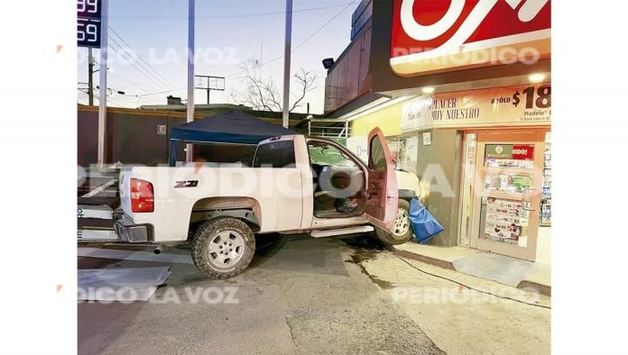 Se mete a tienda con todo y troca