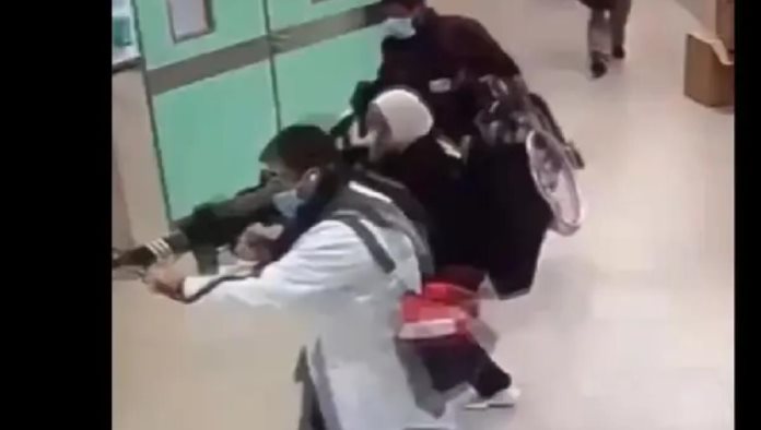 Soldados israelíes disfrazados de médicos entran en un hospital de Cisjordania