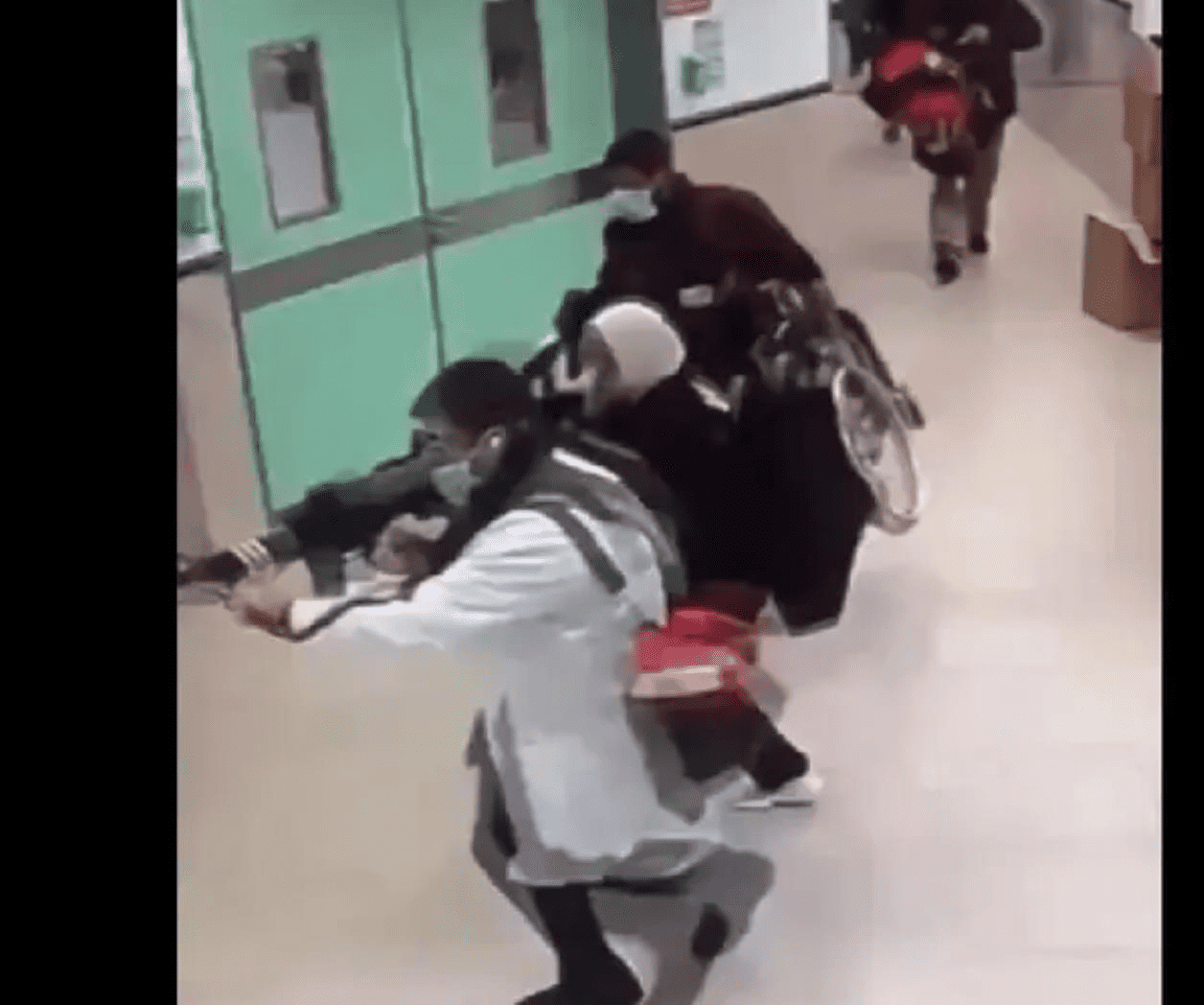 Soldados israelíes disfrazados de médicos entran en un hospital de Cisjordania