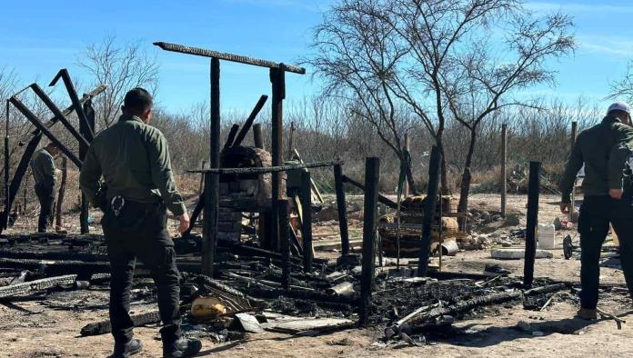 ¿Recibieron dos disparos? Investigan las muertes de migrantes calcinados