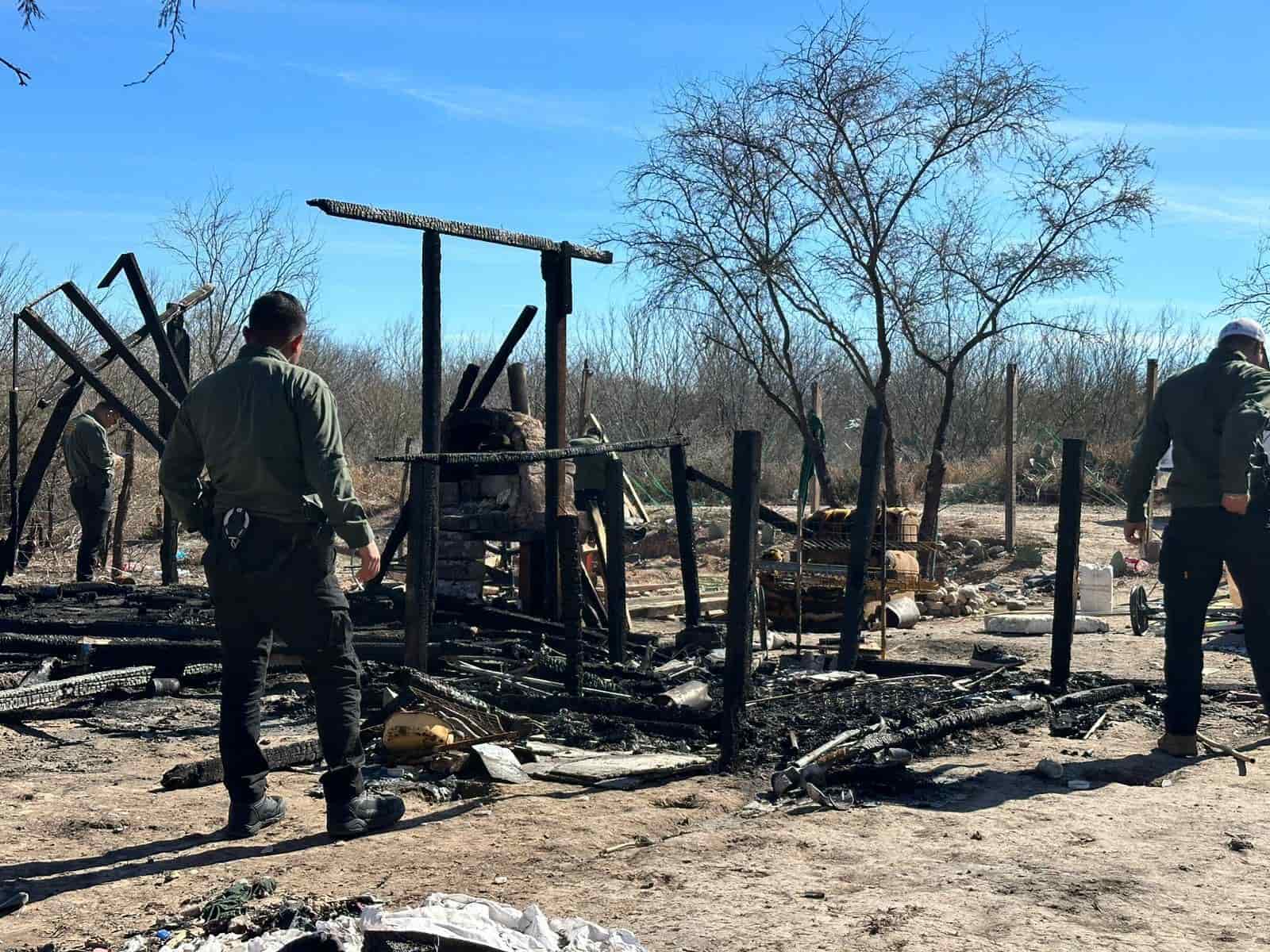 ¿Recibieron dos disparos? Investigan las muertes de migrantes calcinados