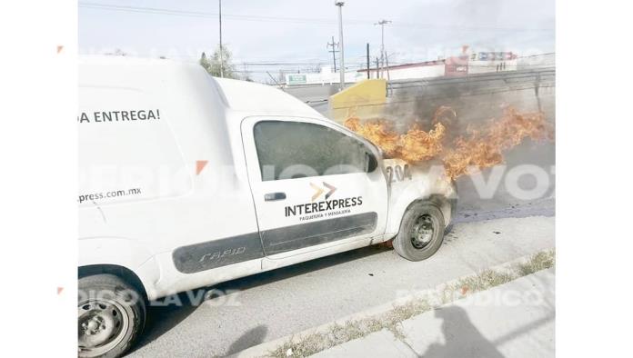 Se quema camioneta de paquetería en el Pape