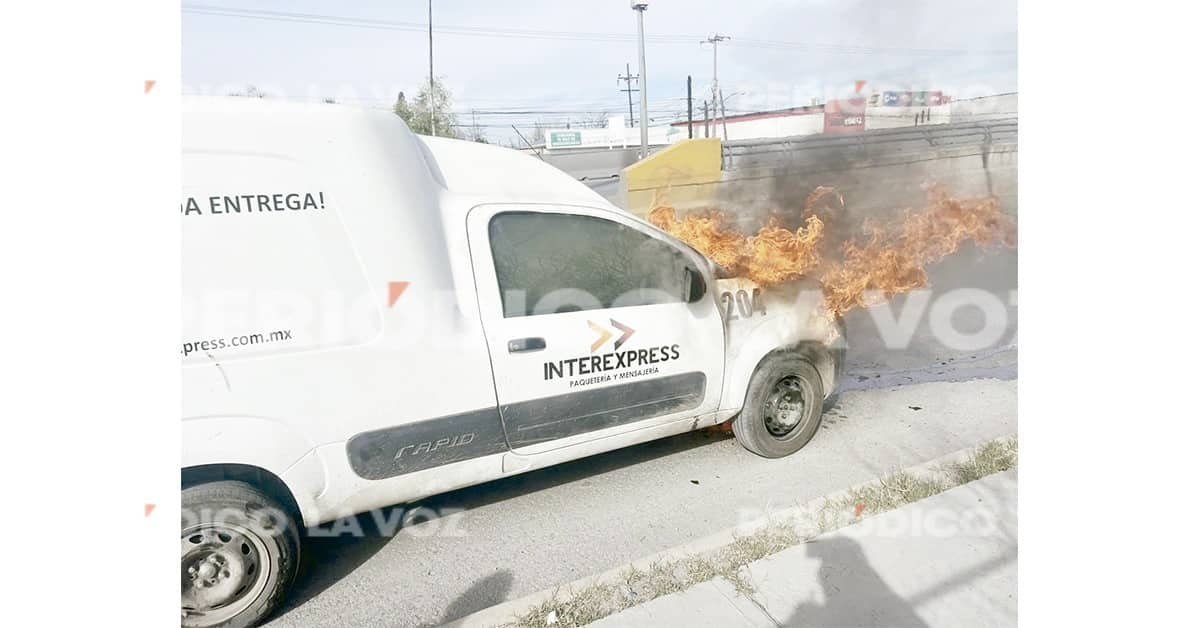 Se quema camioneta de paquetería en el Pape