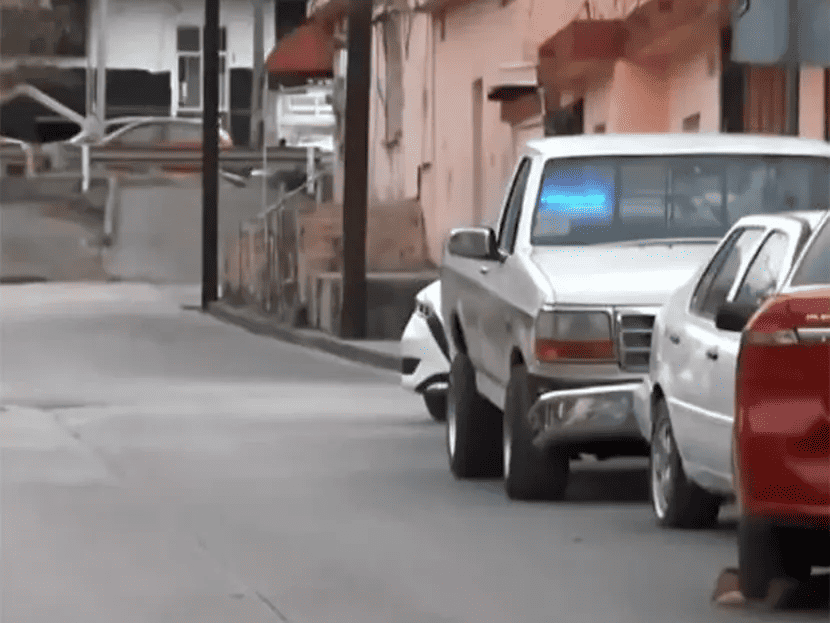 Hombre mayor atropella a 3 niños: Se confundió con los pedales de su auto