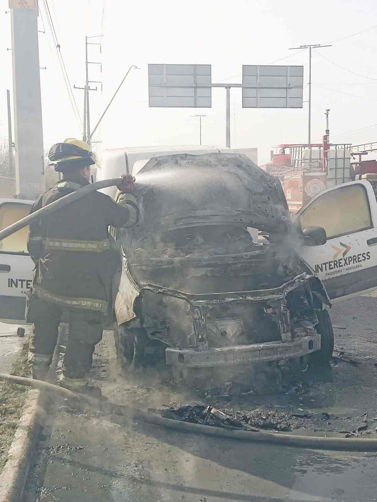 Se quema camioneta de paquetería en el Pape