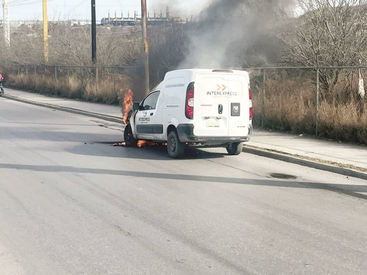 Se quema camioneta de paquetería en el Pape