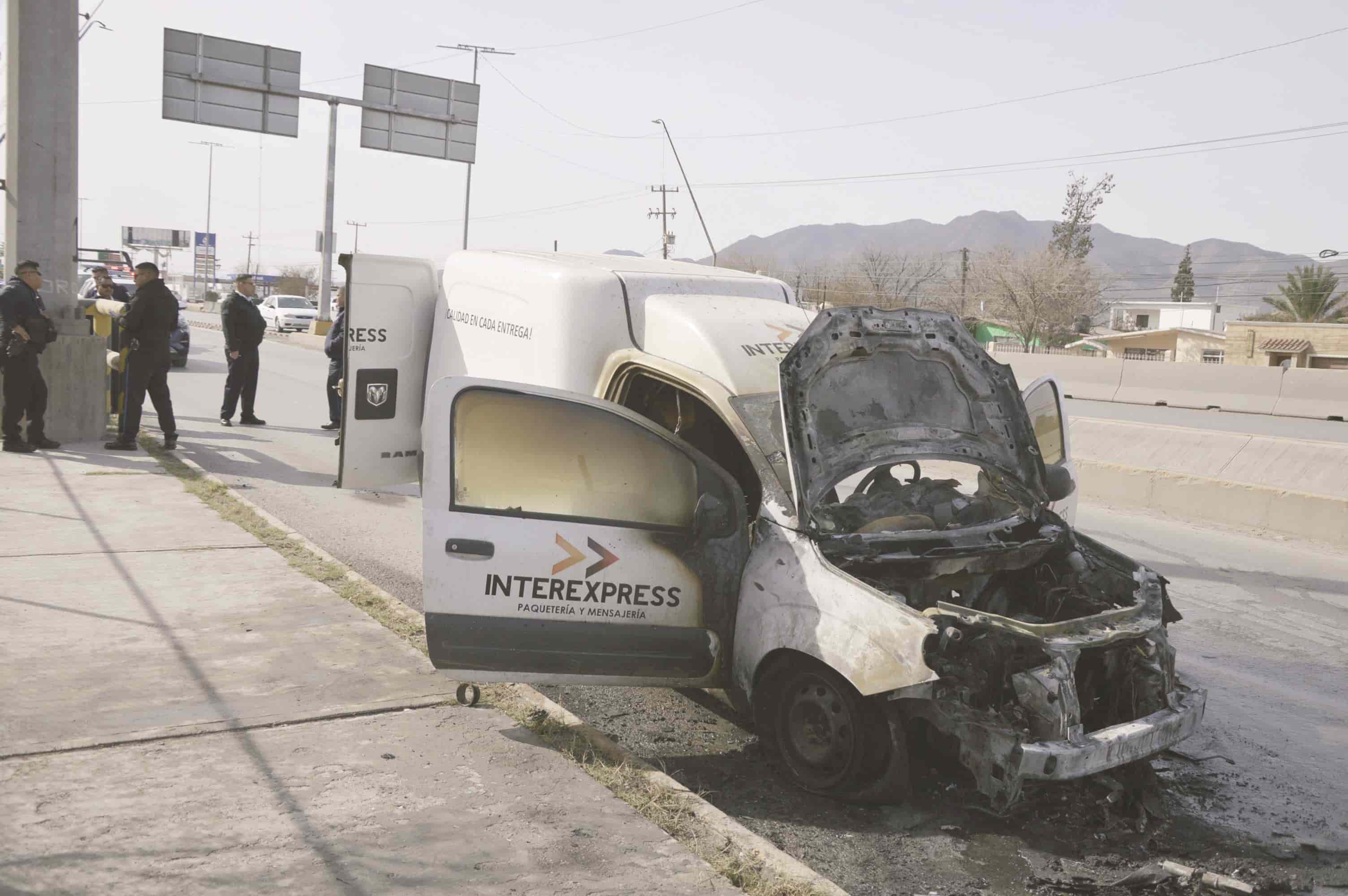 Se quema camioneta de paquetería en el Pape