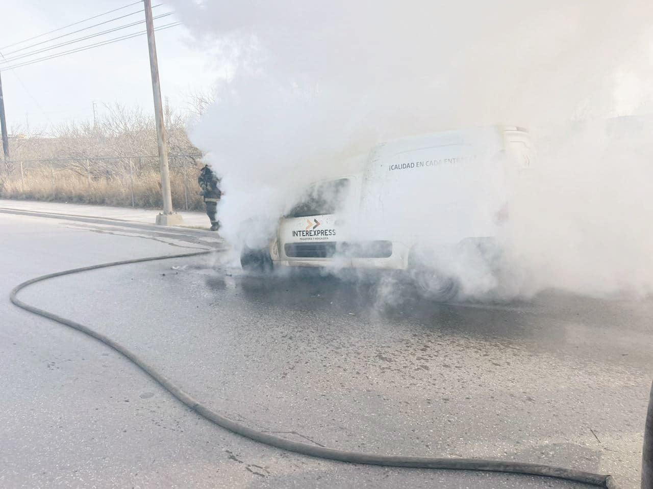 Se quema camioneta de paquetería en el Pape