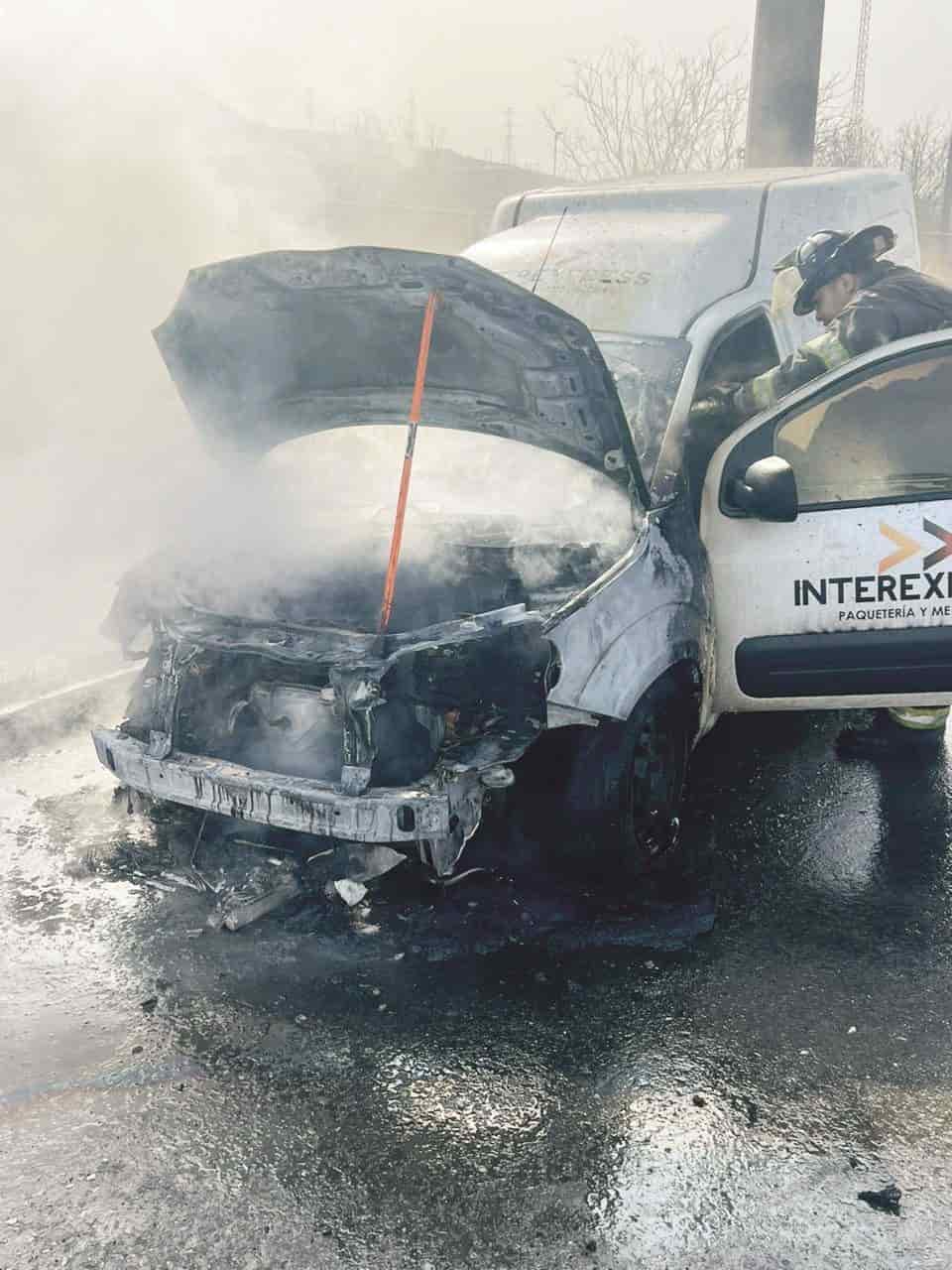 Se quema camioneta de paquetería en el Pape