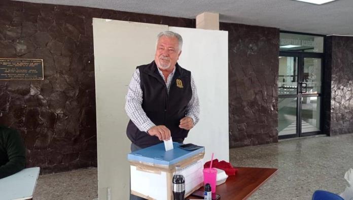 Luis Carlos Talamantes emite su voto para el nuevo rector de la UAC