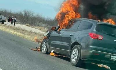 ¡Explotó el motor! Se incendia automóvil en carretera 57