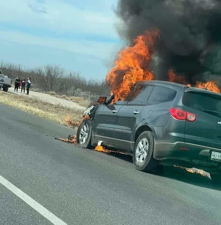 ¡Explotó el motor! Se incendia automóvil en carretera 57