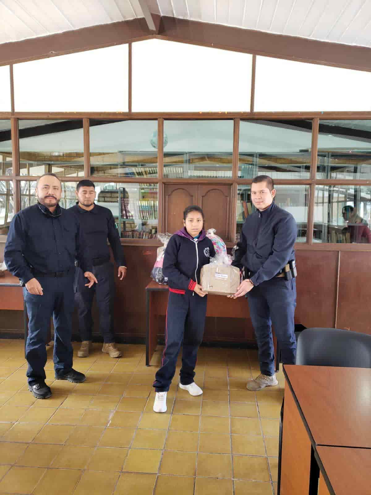 Entregan zapatos y chamarras a los alumnos de secundaria