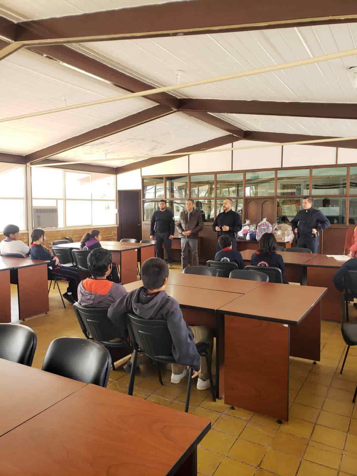 Entregan zapatos y chamarras a los alumnos de secundaria