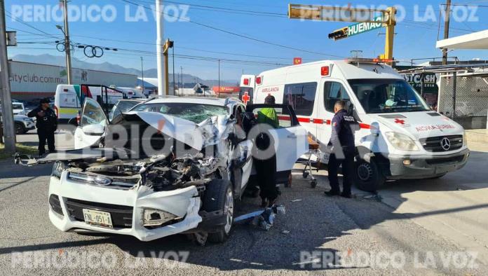 Destroza camioneta en choque por alcance