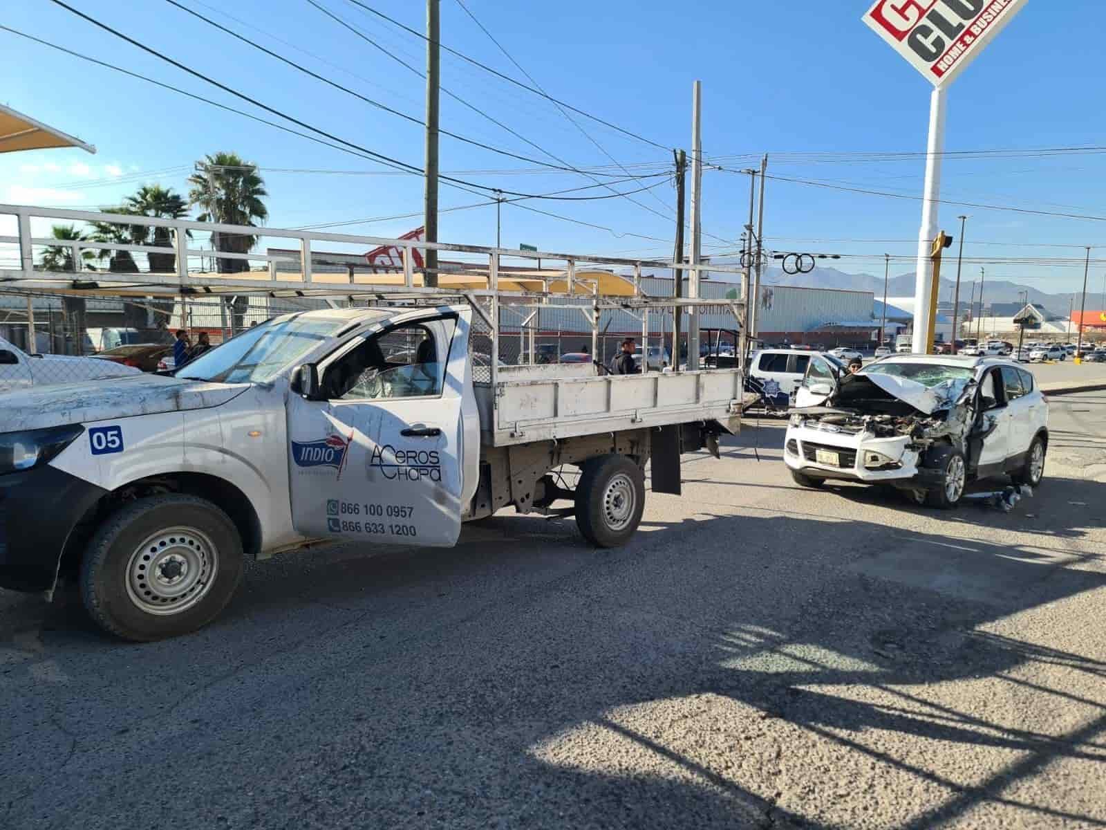 Destroza camioneta en choque por alcance