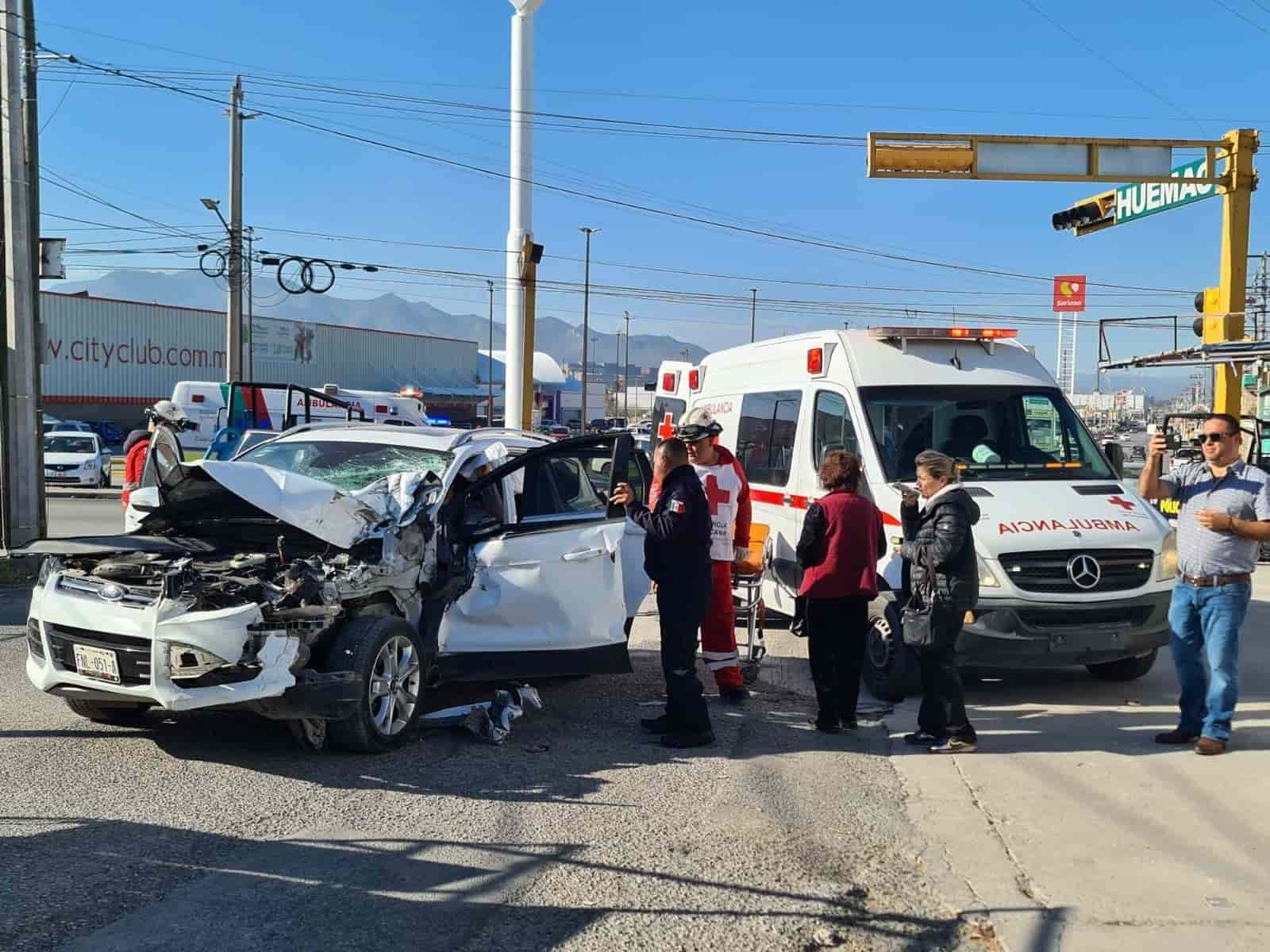 Destroza camioneta en choque por alcance