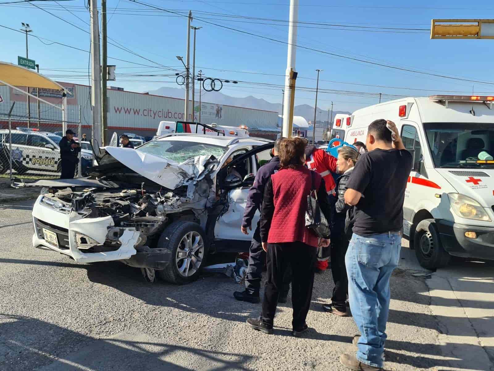 Destroza camioneta en choque por alcance