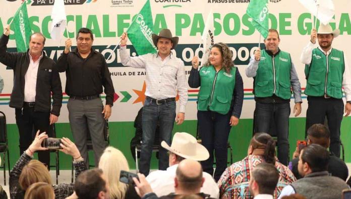 Llega Manolo con agua y pavimento la región