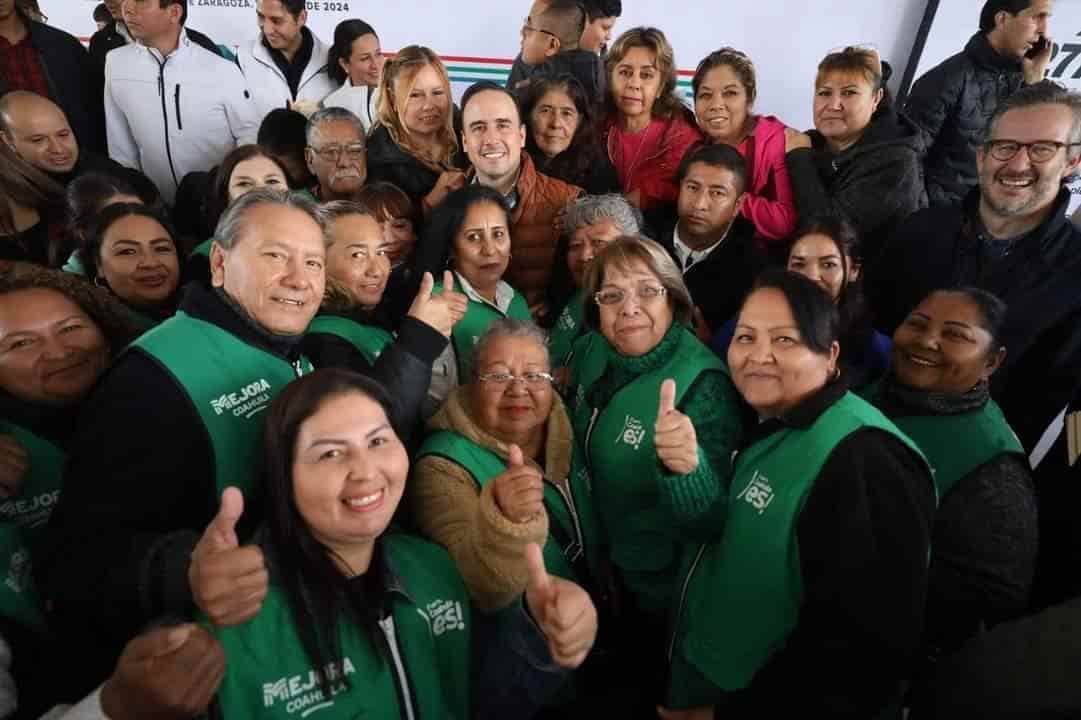 Llega Manolo con agua y pavimento la región