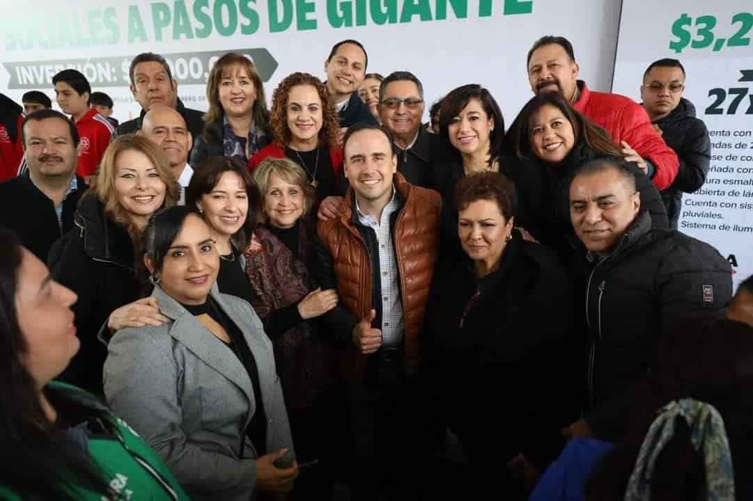 Llega Manolo con agua y pavimento la región