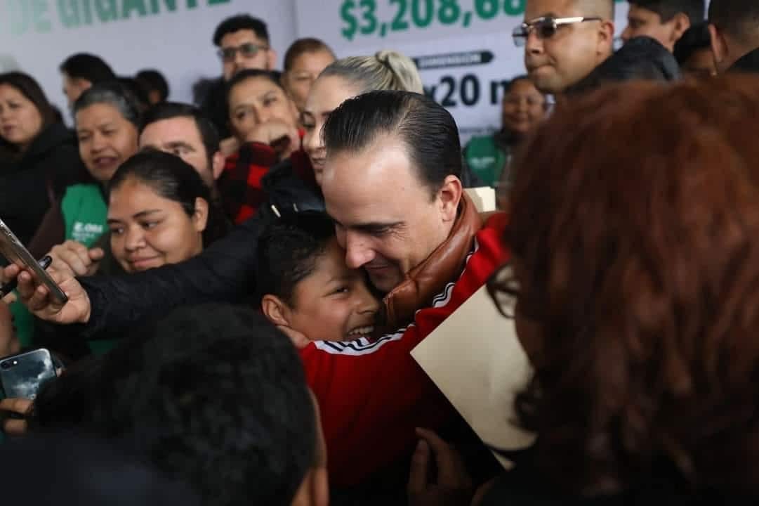 Llega Manolo con agua y pavimento la región