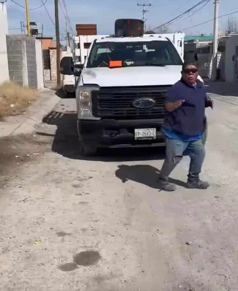 Empleado Municipal de Monclova se Vuelve Viral al Bailar Cumbia Durante Labores de Foresta