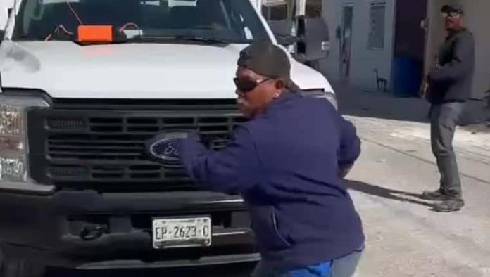 Empleado Municipal de Monclova se Vuelve Viral al Bailar Cumbia Durante Labores de Foresta