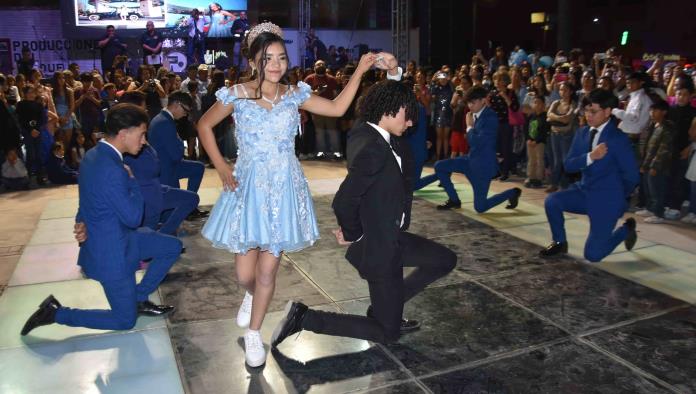 Festeja Marely sus quince años 