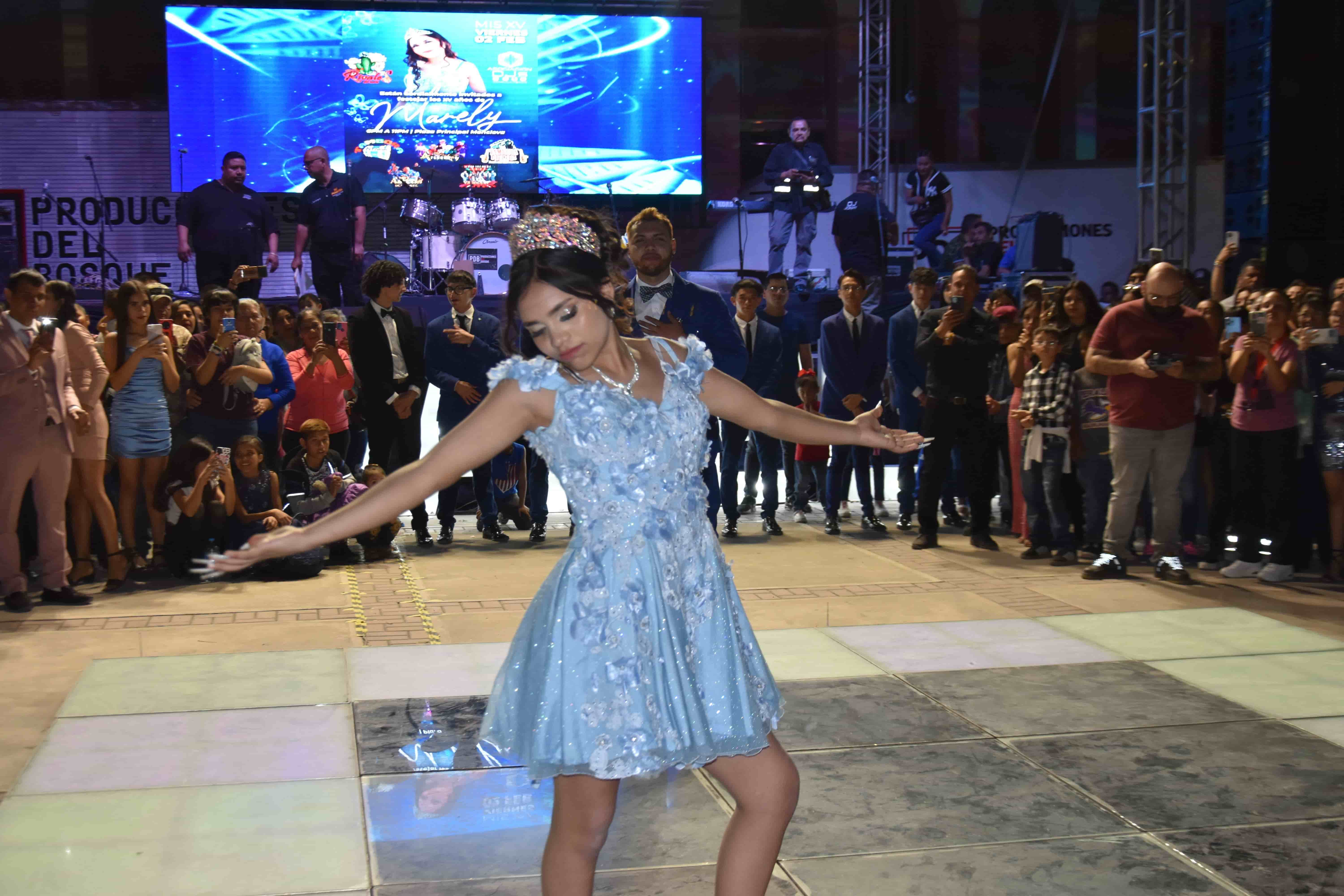 Festeja Marely sus quince años 