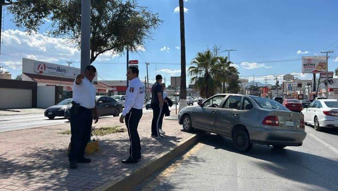 Trepa auto a camellón