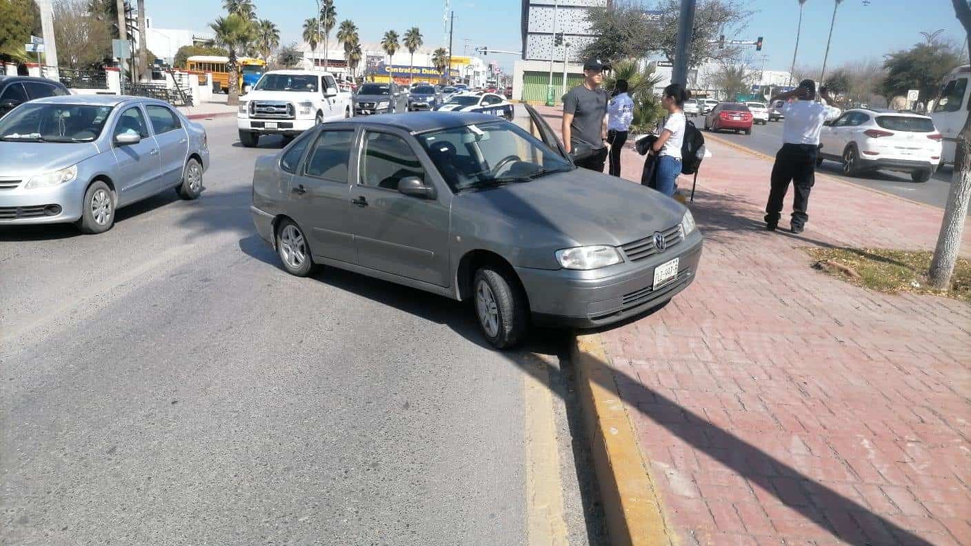 Trepa auto a camellón