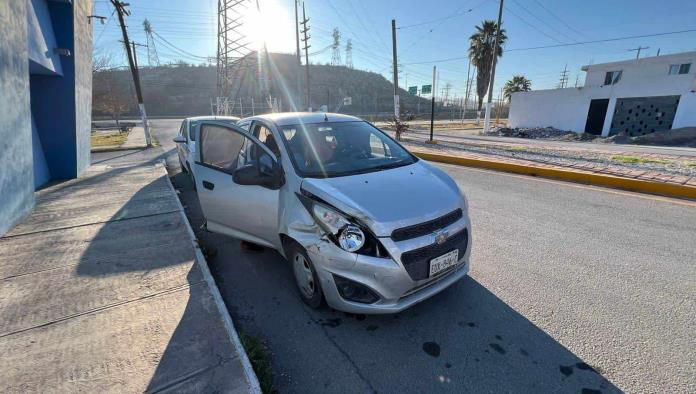 El Nissan quedó con daños en el costado izquierdo.