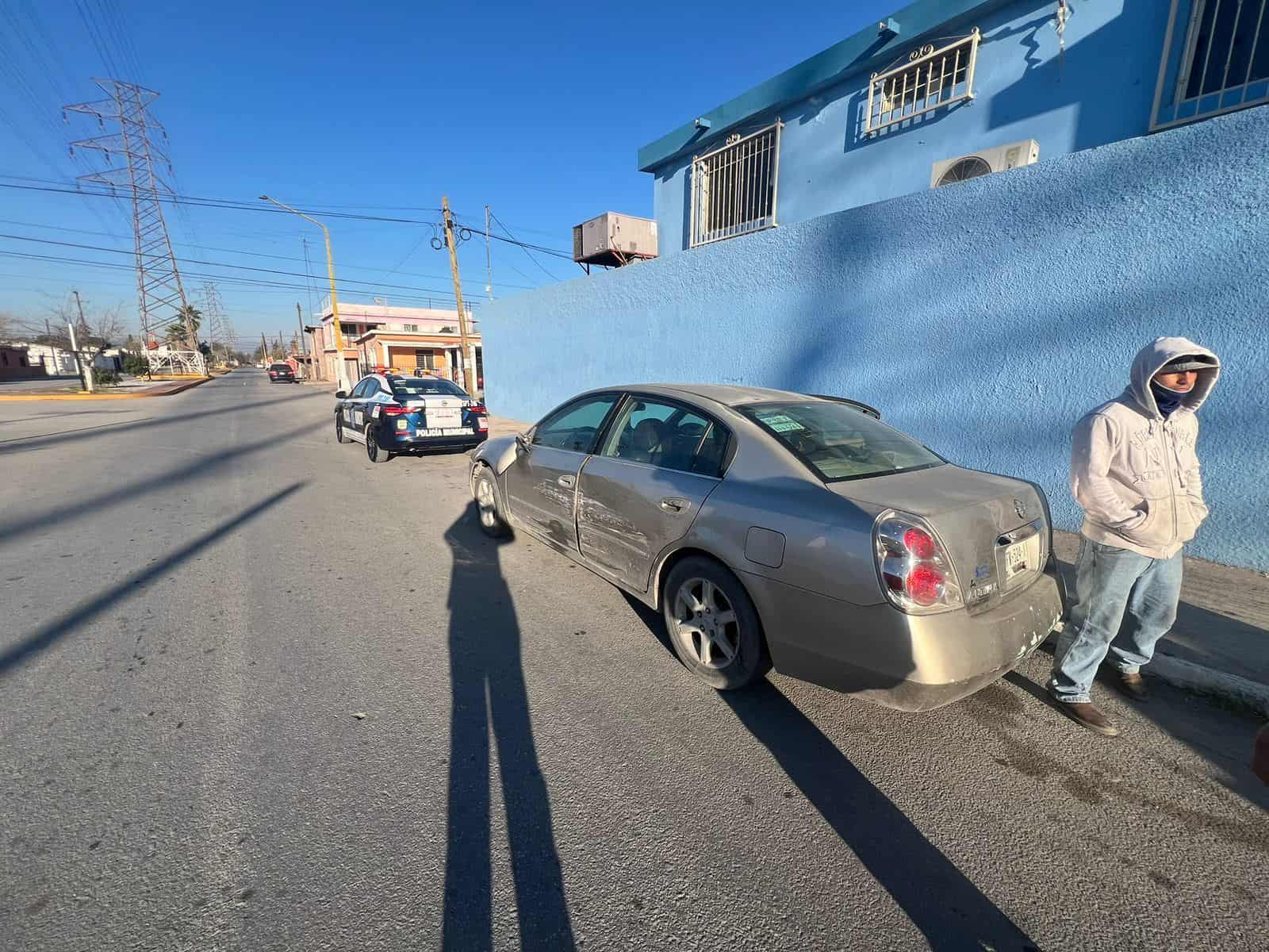 El Nissan quedó con daños en el costado izquierdo.