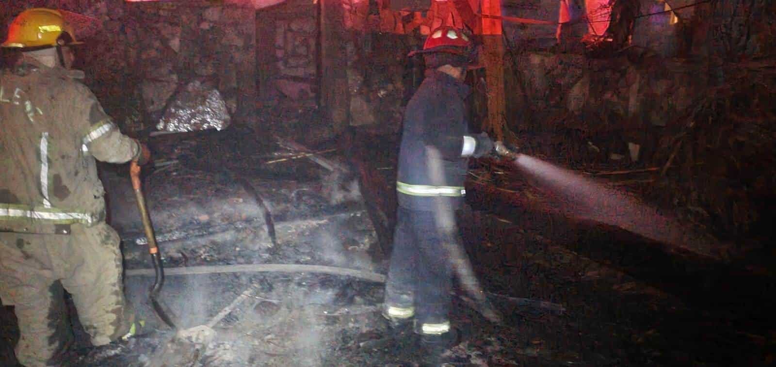 Arde palapa en Estancias