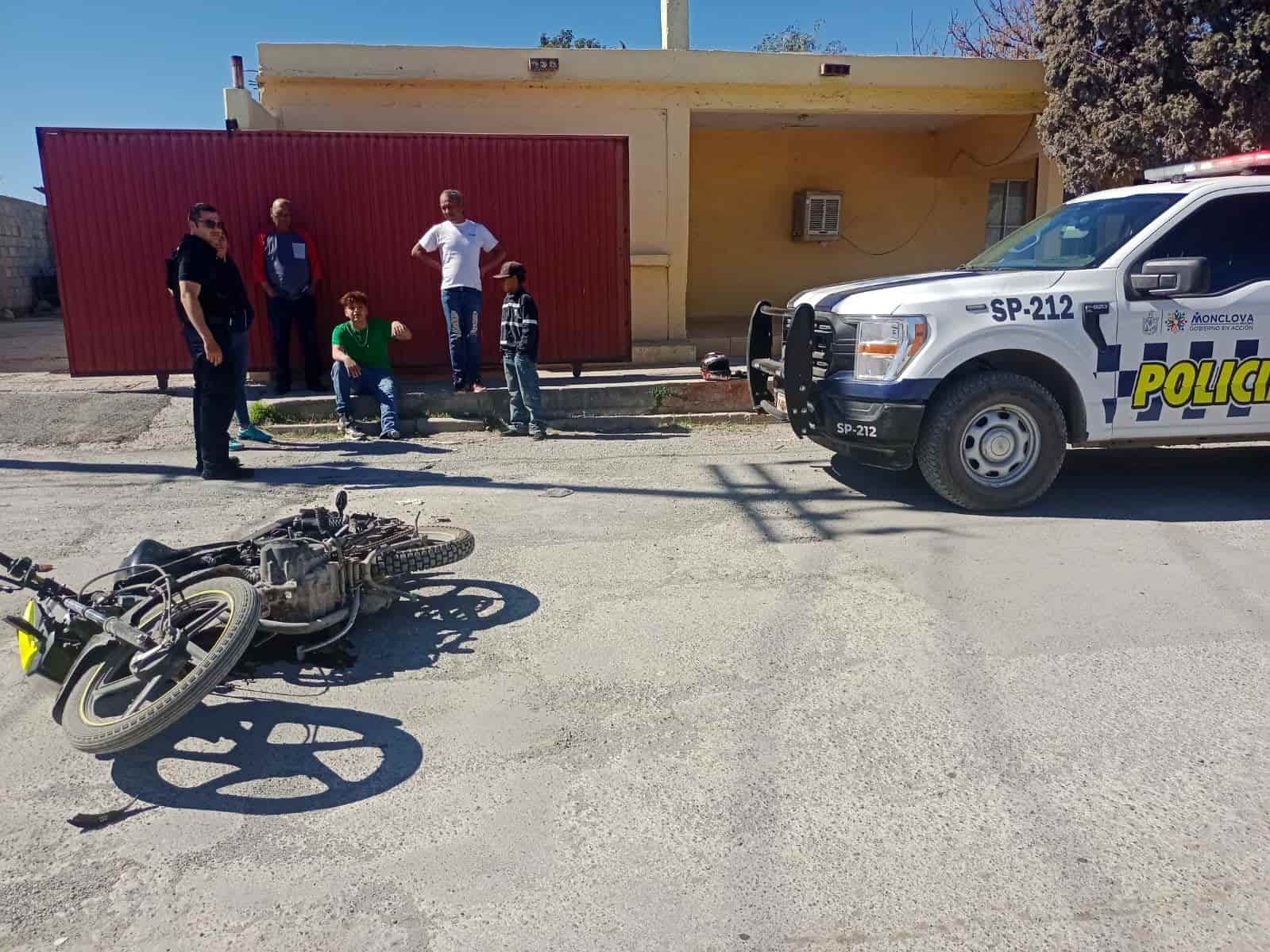 Embiste a menor en moto