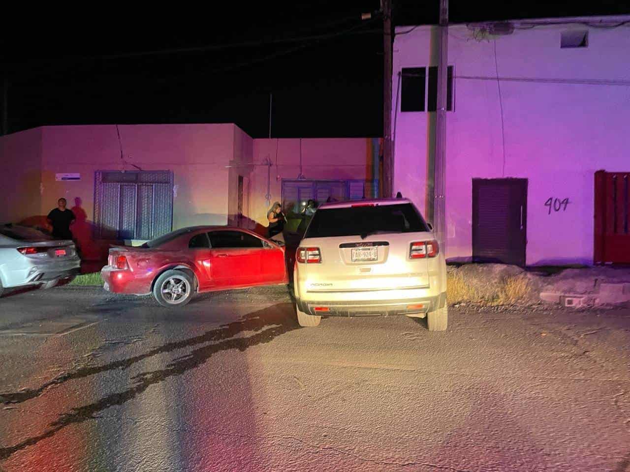 Choca contra poste y auto estacionado