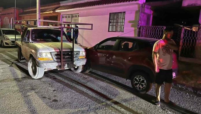 Le da ‘tallón’ a auto con camioneta de mudanzas