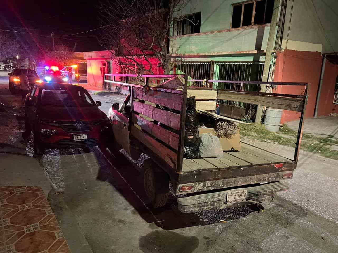 Le da ‘tallón’ a auto con camioneta de mudanzas