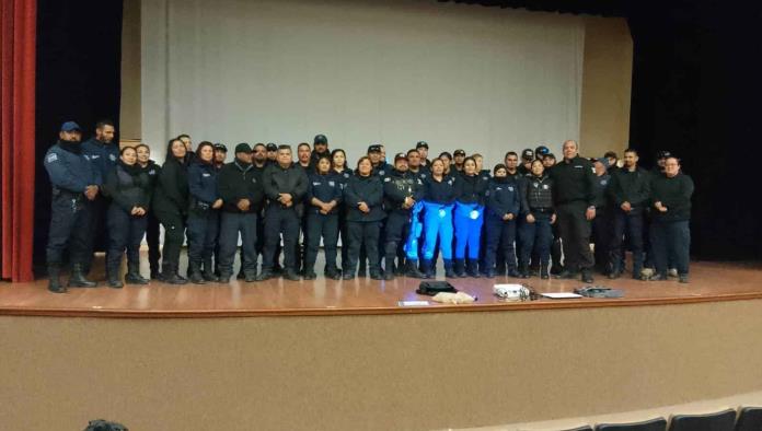 Capacitan a policías