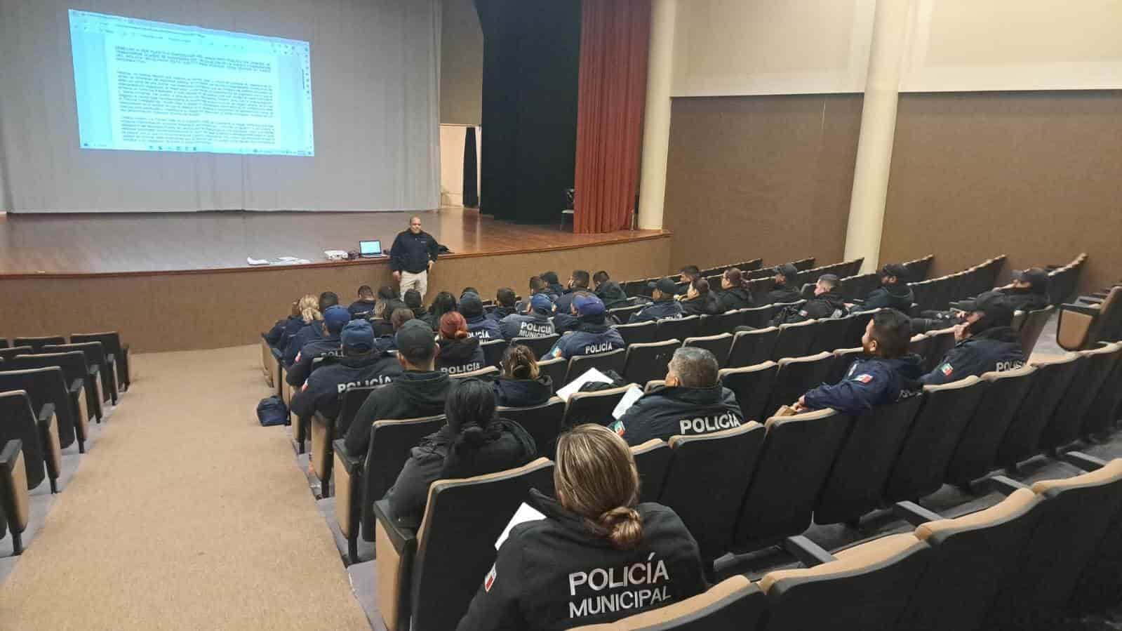 Capacitan a policías