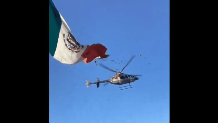 Helicóptero del ejército corta por accidente la bandera de México